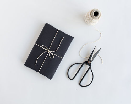Gift wrapping (wrapping paper and ribbon may change colour depending on availability)